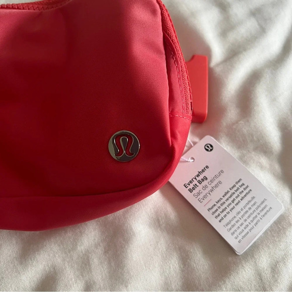 🆕 Lululemon Everywhere Belt Bag - Pale Raspberry - Picture 2 of 5